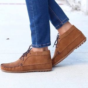 Minnetonka Suede Angle Boot. Size 8.